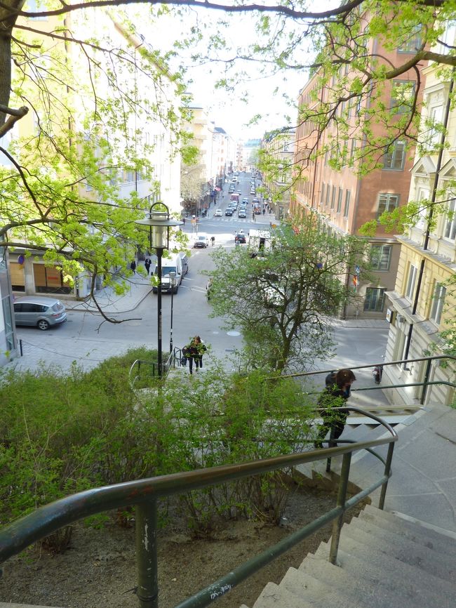 方向的に上る必要は無い階段を面白そうだから上ります。<br />自由です。<br />