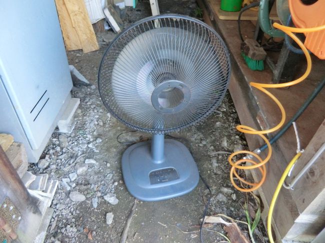 今日は・・・扇風機のテストです・・・55wの消費電力ですが・・・正弦波のインバータで無いので・・・強だけ上手く回ります・・・<br /><br />72wのパネル1枚だけです・・・