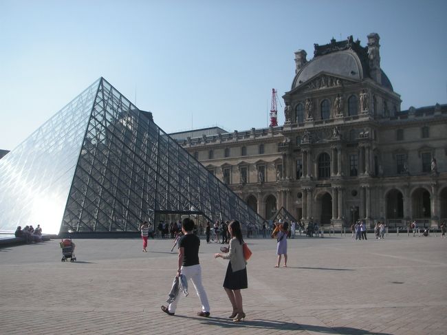 ルーブルの場所の見当がついた私。<br /><br />旅の鉄則：道ばたで地図を広げない。を遵守し、道に立っている案内板？周辺地図？を発見したので本日のルートを計画。。。<br /><br />すると突然、「道に迷っているの？」と通りすがりのフランス人（英語、25才前後、ちょっとイケメン）。<br />「ルーブルに行きたい」と言うと、「案内するよ」とルーブルまで連れてってくれることに。<br />（別に道に迷っていたわけでもなく、適当に切り抜けるつもりが、、、）<br /><br />雑談しながらルーブルにつくと、予想通りの閉館日。<br />ということで外観の写真だけ。<br />そもそも、中庭まで入れるって知らなかった。。<br /><br />滞在が2日しかないと言うと、私の持っていた地図に2日で回れるスポットに印をつけてくれた！<br /><br />なんだ、優しいじゃないか、フランス人！