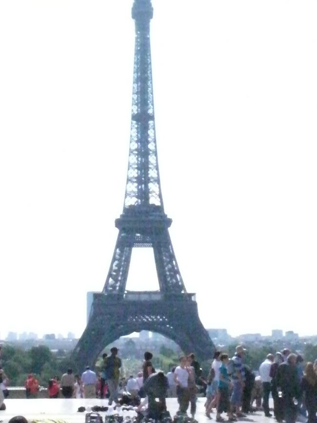 彼のアドバイスは「エッフェル塔は混んでるし、のぼる必要はないよ。エッフェル塔が見えるところに行くので十分」とのこと。<br /><br />ということで、エッフェル塔の下をくぐり、長蛇の列を横目におすすめされたスポット（Torcadero）へ。<br />ここもなかなかの人だかり。<br /><br />うん、たしかに写真の構図の中にエッフェル塔が写る方が、「パリ」って感じがする。