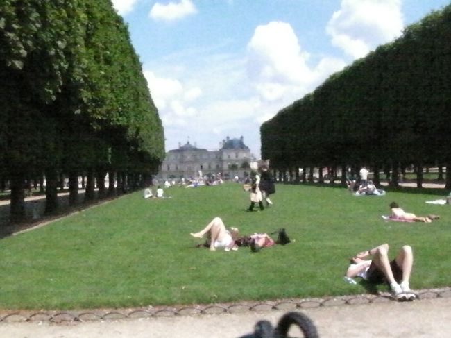 ルクセンブルグ公園では、パリ市民がまったり。<br /><br />いいな〜、こういう時間の過ごし方。<br /><br />私はジェラートスタンドで好物のピスタチオアイスを☆