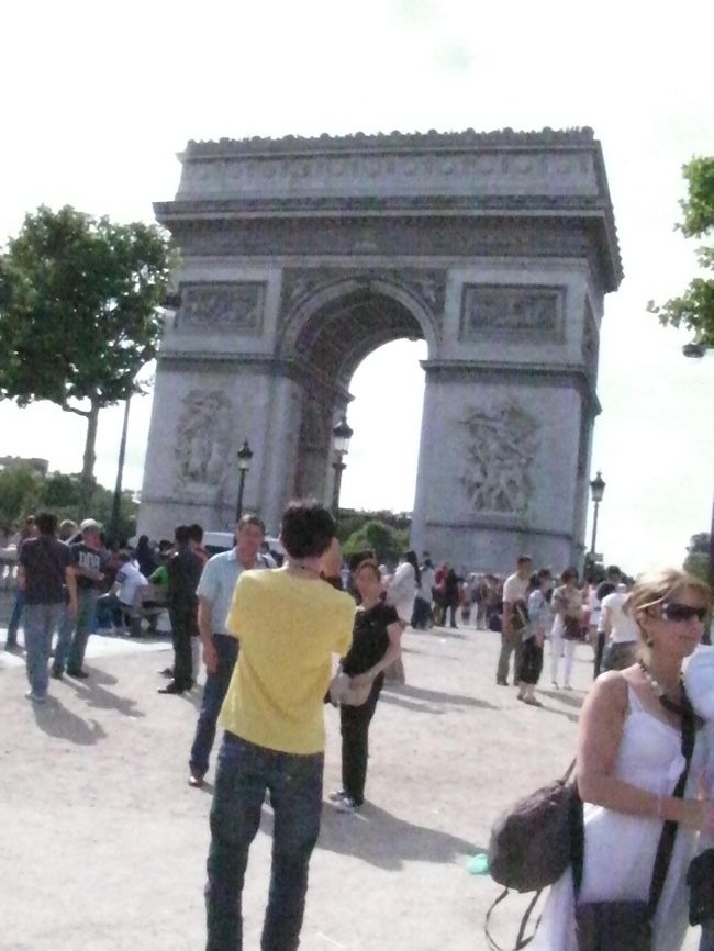 「シャンゼリゼ通りもブランドショップしかないし、地元の人はほとんどいかないよ」と言われたが、やはり凱旋門が見たくて一往復だけしてみた♪