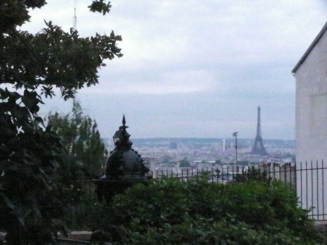 次の日の朝早く、モンマルトルの丘から。<br /><br />「パリが一望できるから一番行った方がいい」と最初に印をつけられた所。どのガイドブックを見ても「強盗が出る危ない場所」と見事に不安をあおられた私は聞いてみた。<br /><br />すると「たしかに盗まれる可能性はゼロではないけど、殺されたり、傷つけられたりするわけではないから大丈夫」と。<br /><br />そういう考え方もあるのね。笑<br /><br />で、結論。<br />来てよかった！！！<br />