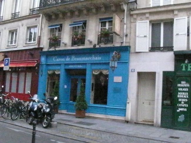 あと数時間になったパリ滞在。<br /><br />「パリで一番おいしいチーズケーキがある」と教えてもらってなんとか見つけたお店は定休日。涙<br /><br />残りの時間をショッピングに費やす。<br /><br />そんな中、外観のかわいいホテルを発見したのでパチリ。<br />内装はしらないが、次に来るときの参考に。<br /><br />一人旅のはずが、友人との再会、新たな出会いもあり、一日中１人なのは移動日くらい！な楽しい夏休みでした♪