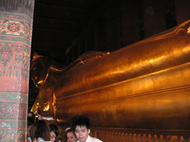 翌日、ワットポーで有名な涅槃仏。<br /><br />全体をとらえるのはとっても難しい。