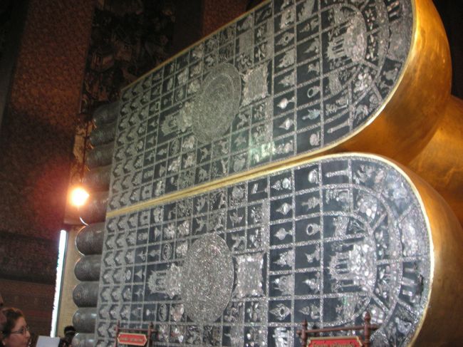 涅槃仏の足裏には指紋のように模様が。<br /><br />ワットポーに来たら、併設のマッサージ店へ。<br /><br />古式マッサージの元祖？らしく、バンコク滞在経験のある友人曰く、バンコクで一番上手なマッサージが受けられる、とのこと。<br /><br />最終日にもういちど来たくなる程気持ちよかったです。