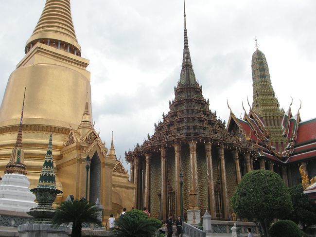 つづいてワットプラケオ（王宮）へ。<br /><br />タイ人の仏教の信仰深さはすごい。