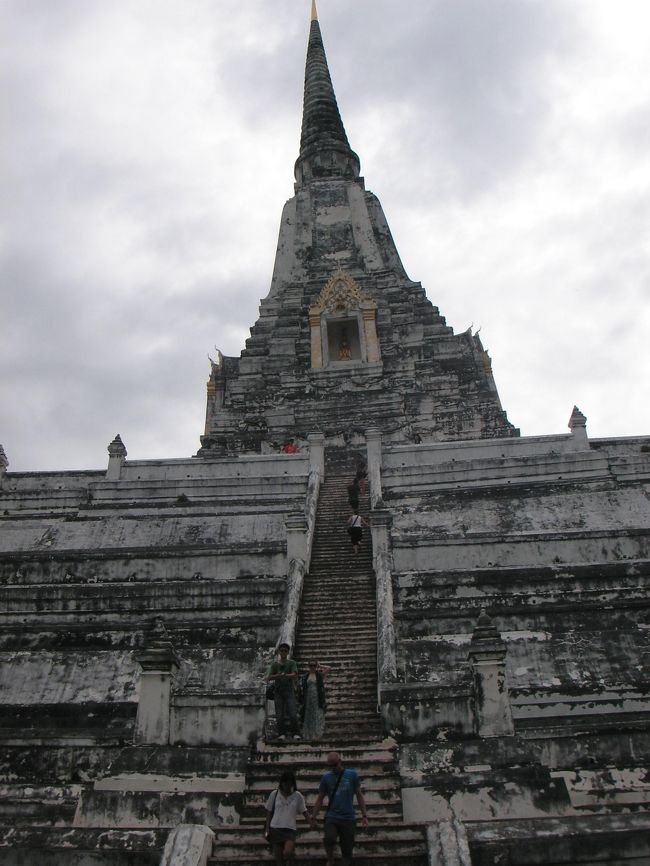 今回の旅の目的、アユタヤ遺跡へ。<br /><br />これもまたカンボジアを思い出す。<br />（カンボジアはおりるときに足がすくむ程の急階段だったっけ！）