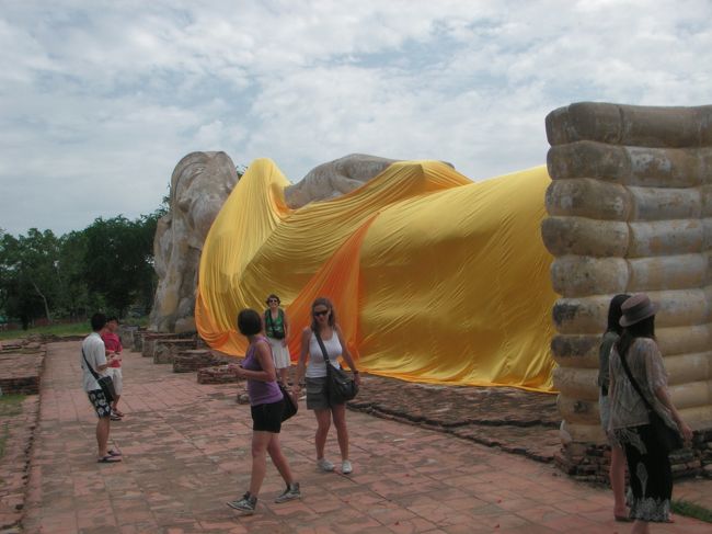 アユタヤにも涅槃仏？！<br /><br />これは最近つくられたものらしい。<br /><br />足裏にも模様なし。。。