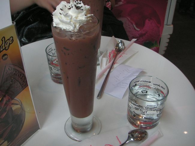 アユタヤツアーの帰りのバスで一緒になった日本人の女の子とカオサンに戻ってからSwensenのショコララテで休憩。<br /><br />甘い！！