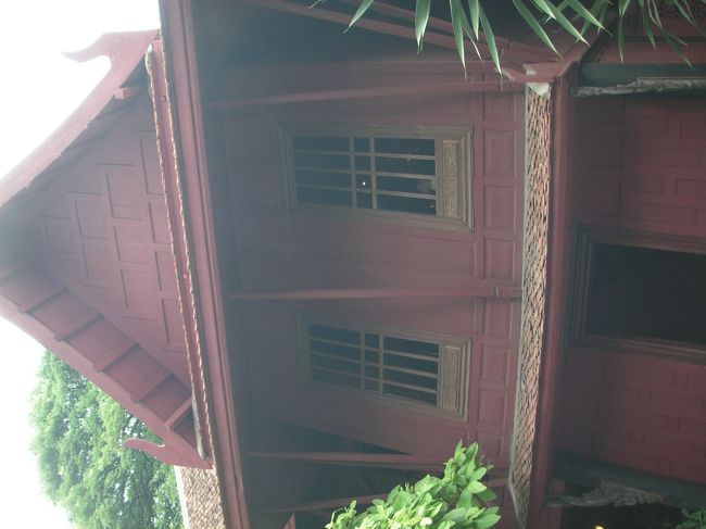 昔のタイの家を再現した、シルク王ジムトンプソンの家を見学。<br /><br />ちなみにマレーシアで失踪したそうです。