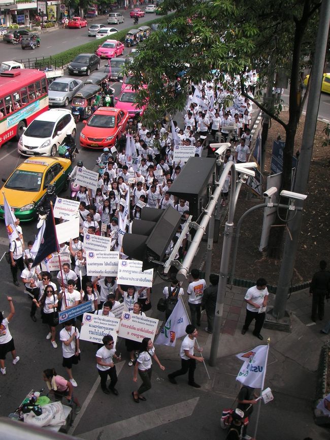 街の中心で謎のデモ行進？を見かけたので、思わず。<br /><br />かなりの人が見物してました。<br /><br />なんだったんだろう。<br /><br />