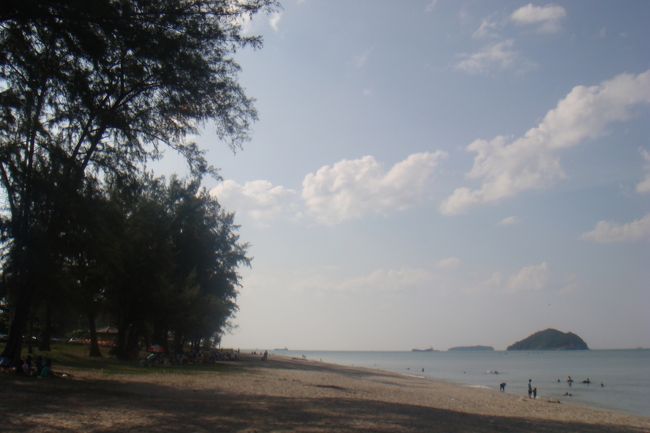 サンズ・ビーチに到着。ところどころに人は居るが、喧騒は無い。