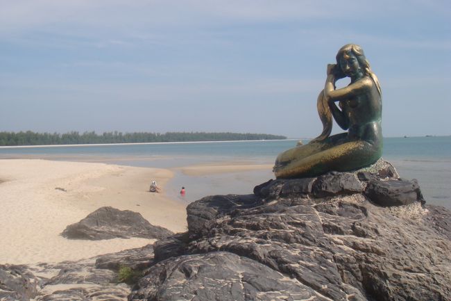 ビーチにある人魚のモニュメント。