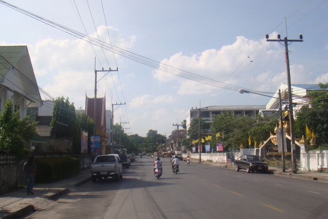 ビーチに向かうため、街を散策。