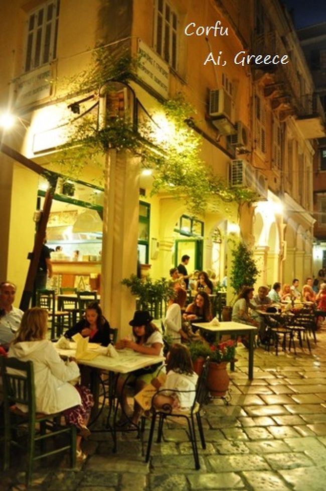 暗くなってきてロマンティックなコルフシティ。。。<br />たくさんの人でにぎわいます。