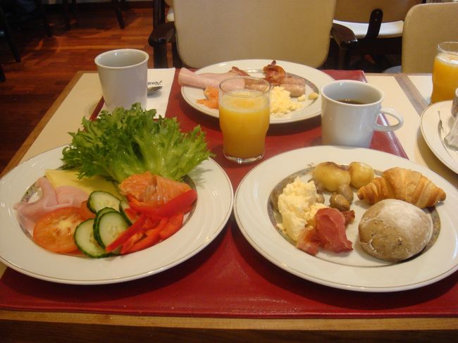 ヘルシンキ2日目。<br />ホテルの朝食です。バフェスタイルで何でもありです。<br />ウインナー、ベーコン、スクランブルエッグ、各種チーズ、野菜などなど。<br />パンの種類も豊富です。