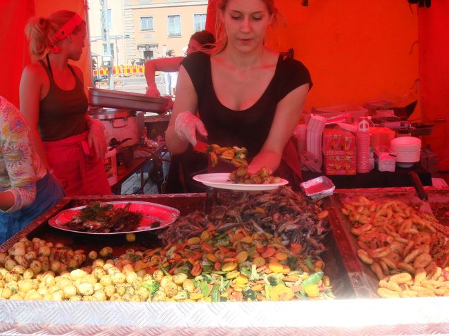 マーケット広場にてパエリアと魚料理をいただきました。<br />2つ合わせて15€くらい。