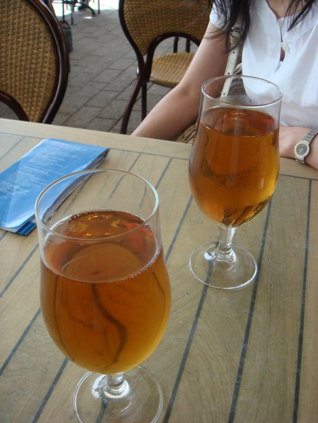 すごく天気が良いので、Cafe Ursulaにて一杯。<br />写真はKoffというFinnish Beerの1つ。<br />炭酸が無く(?)、また泡立ちも無いが、すっきりしておいしい味でした。