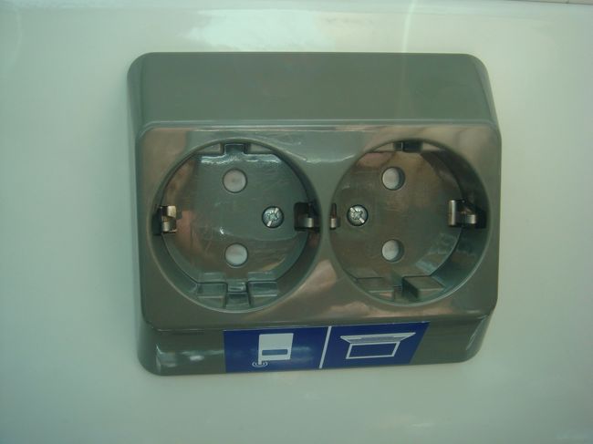 InterCity2という車両に乗りました。<br />車内座席の上には電源があるため、いざとなれば充電も可能。