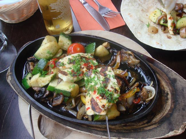 ヘルシンキに戻り、夕食はKamppi近くのメキシカンのお店へ。<br />Buffalo WingとFajita（写真）、それとビールをいただきました。