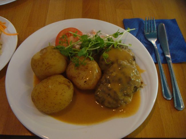 お昼をかもめ食堂でいただきました。<br />写真は、ハンバーグ定食。ミートボールをハンバーグのような形にしたもので、味はミートボールとグレイビーソースというものでした。<br />日本語メニューもあり、安心して利用できます。<br />場所探しに時間がかかりましたが...