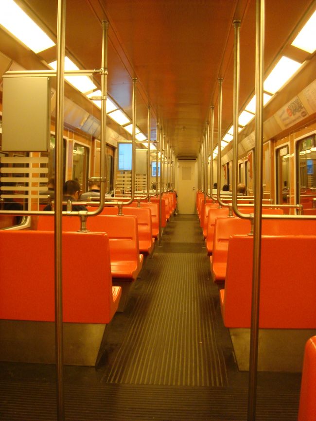 ヘルシンキ5日目。<br />Marimekko品を買いそろえるため、再びOutlet店へ。<br />写真は、地下鉄車内です。