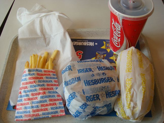 お昼は待望のHESBURGER。<br />ハカニエミマーケット近くの店舗です。