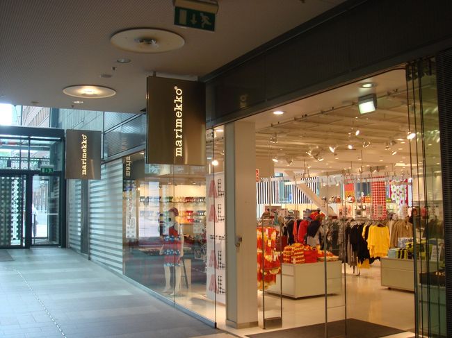 Kamppi内のMarimekko正規店です。<br />我々のフィンランド滞在中、ちょうどSALEだったようで、正規店でもお買い得品はありました。<br />ただ、UNIKKOはSALE対象外のように思えました。