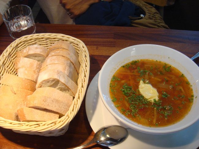 WEBで調べて知ってはいましたが...<br />ハカニエミマーケット内の夏季休暇中のスープ屋が、マーケットホールにて営業していました。<br />さっそくSeafood Soupをいただくことに。<br />真ん中の白いのはマヨネーズです。