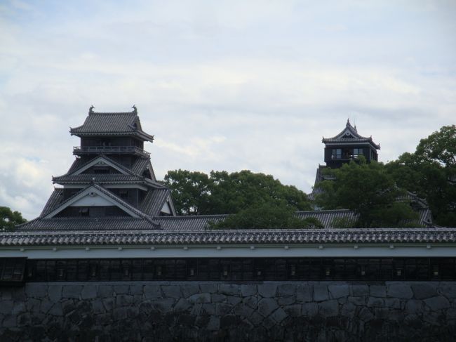 まずは、熊本城下・桜の馬場<br />今年３月にオープンした「城彩苑」へ<br /><br />二の丸の駐車場へバスを止め、ツアー恒例の？団体写真。。<br /><br />さすがに、本日のツアーバスの数が半端なく、団体写真も、順番待ち。。<br /><br />それに、今日は、快晴。気温３５度・・・暑いんです。。。<br />溶けそう。。。