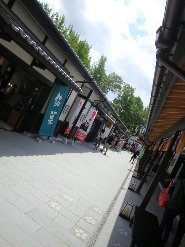 丁度、イベントがあってて、色々な歌を、子供や、お姉さん達が歌っていた。。<br />人が、集まって聞いているのを、お店の人が「こんな処で歌ってから、迷惑や」って、ボソっと言うのが聞こえてしまった・・・<br />確かに今日は、私達と同じ旅行会社の観光バス１１８台からすると、かなりの大人数、立ち止まられては、通行の邪魔。。だよね。。<br /><br /><br />ここ城彩苑は、「肥後を食す」飲食物販売施設《桜の小路》って事で、<br />熊本城のエントランスに、江戸時代の城下町を再現した風情ある館に、<br />熊本県下から選りすぐりの２３のお店が大集合した施設らしい<br />