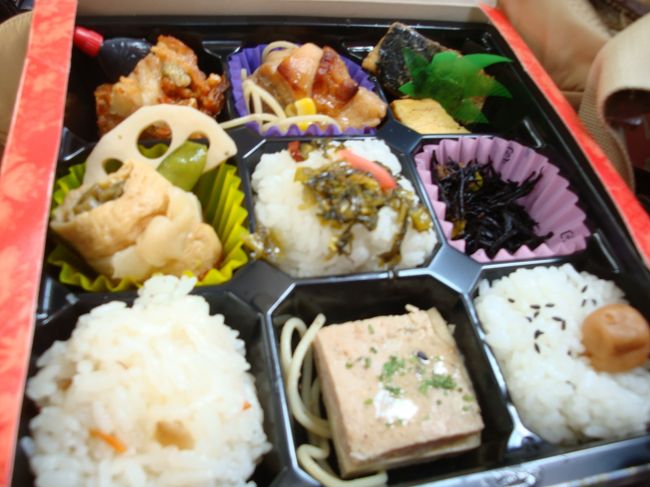 バスに戻ると、座席に、お土産のマスクメロンと、お弁当とお茶が置かれていた。。<br /><br /><br />バスが移動しながら、バスの中でお弁当を頂く。。<br /><br />一応　「熊本うまかもん弁当」　と言う名の弁当で、美味しく頂きました