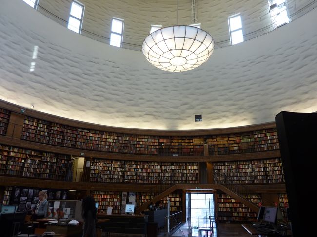 丸いです！入った瞬間、空間に圧倒されます。<br />朝なので人も少ないのでゆっくり見れました。<br />昨日のとうせんぼしていた女性に感謝です。あの人の多さで見るより人の少ない環境で見れるほうがやっぱりいいですね。<br />