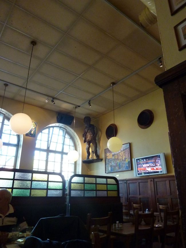 なんだか入りにくい感じでしたが思い切って！店内は落ち着いた感じです。<br />英語メニューはないかと聞いたらないと言われたんですが、店員さんがひとつづつ英語で説明してくれました。<br />やさしい！！<br /><br />店内のテレビでは英国皇太子の結婚式が生中継されていました。<br />