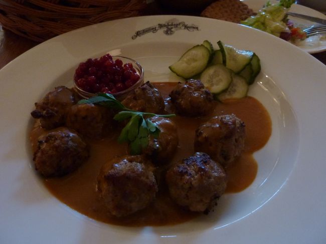 もちろん、ミートボールを。<br />このリンゴンベリー？のソースがすごくおいしかった！<br /><br />125Skr。<br />サラダとパンがついてこの価格。あと、ポテトもついていた。<br />大満足です。