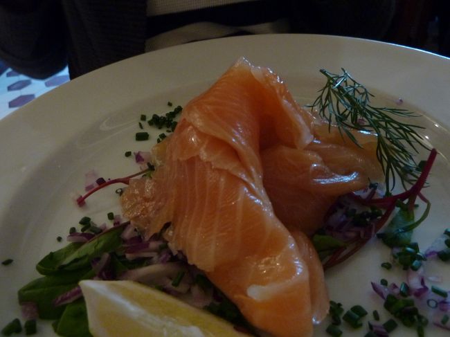 妹はサーモン。<br />コレも北欧では食べたい料理です。<br /><br />こちらも125Skr。<br /><br />