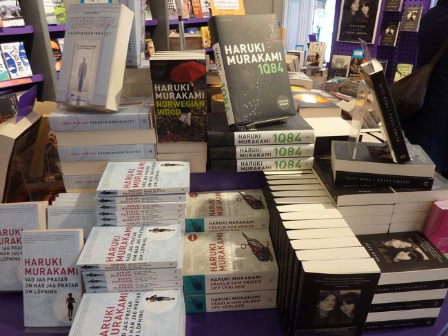 ランチに大満足して、徒歩でスラッセンまで戻る道中の本屋で。<br />村上さんの本が山積みです。<br /><br />デザイントリエ<br />グラニート<br />ティオグルッペン<br />ぜんぶ見てまわる。北欧雑貨堪能です。<br /><br />