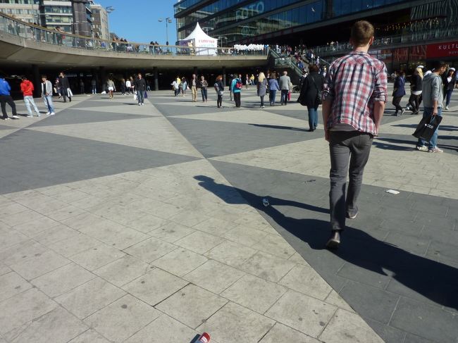 スラッセンからテー・セントラレンまで電車で移動してセルゲル広場！<br />人が多い！！！