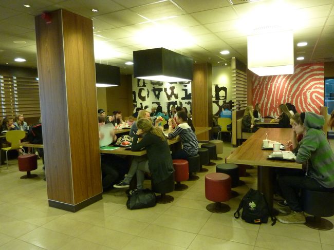 歩きつかれたので、マック。<br />何カ国目かにして初めてマックです。<br />結構違っていて面白いかも。<br />雰囲気がおしゃれな感じします。<br />あと、人種が色々でした。万国共通さすが。