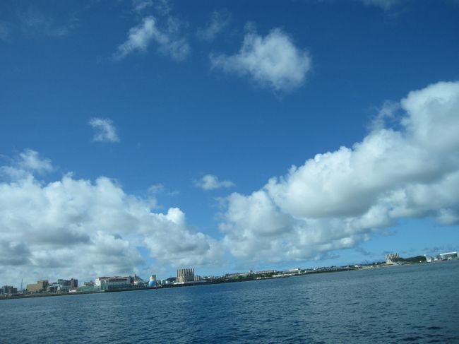 船からの景色。夏空がきれい。<br />いよいよ旅の始まりだ、ワクワクしてきます…！