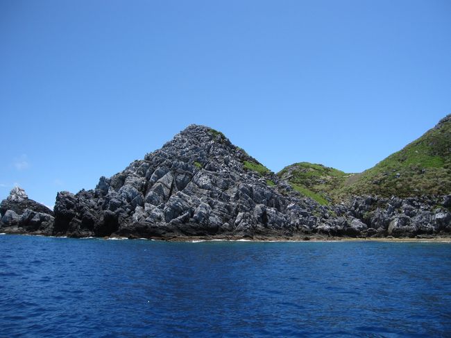 ボートでポイントまで30分くらい。<br />いつもは5分〜10分で着くのに、どこに向かっているのか。。<br />と思っていたら、サプライズで渡名喜島に連れてきてくれました。<br /><br />渡名喜島は、慶良間諸島よりもすこし北西。那覇泊港から久米島へのフェリーの経由地です。