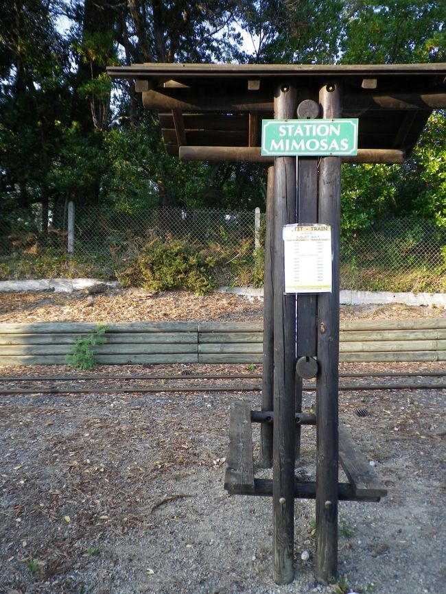 こちらはミモザ駅<br /><br />観光用のプチ・トランが止まります。<br /><br />