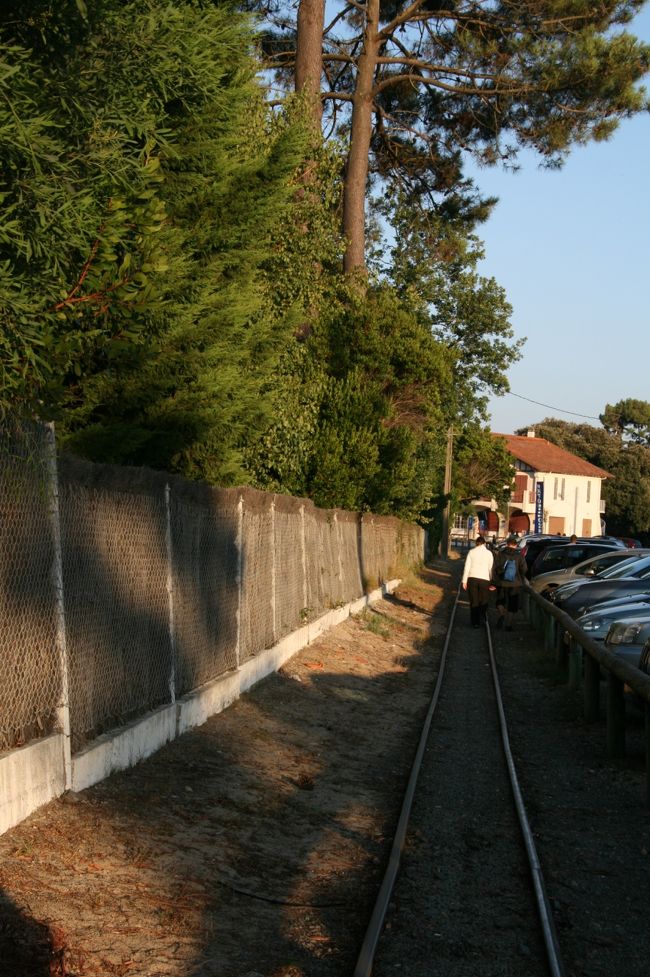 この時間はもう走っていないので、<br />車を止めて、線路を歩いて海まで行きました。<br /><br />カップ・フェレ一帯はフランスでもブルジョア階級の人たちが集まる別荘地で、フランス人の友人曰く、ここはフランスで唯一ユースホステルがない場所なのだとか。