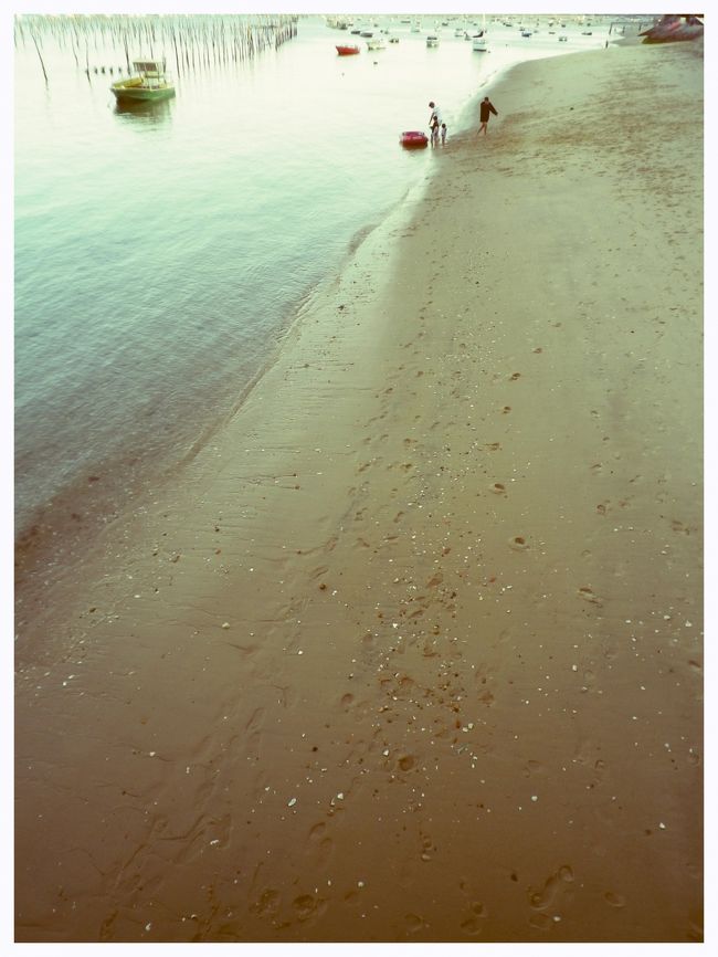 夕暮れ時の砂浜…<br /><br />