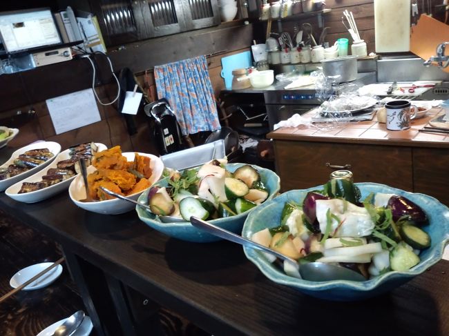 夕飯は、大皿から取るスタイル。<br />民宿とはいえ、食事もオシャレでおいしい。