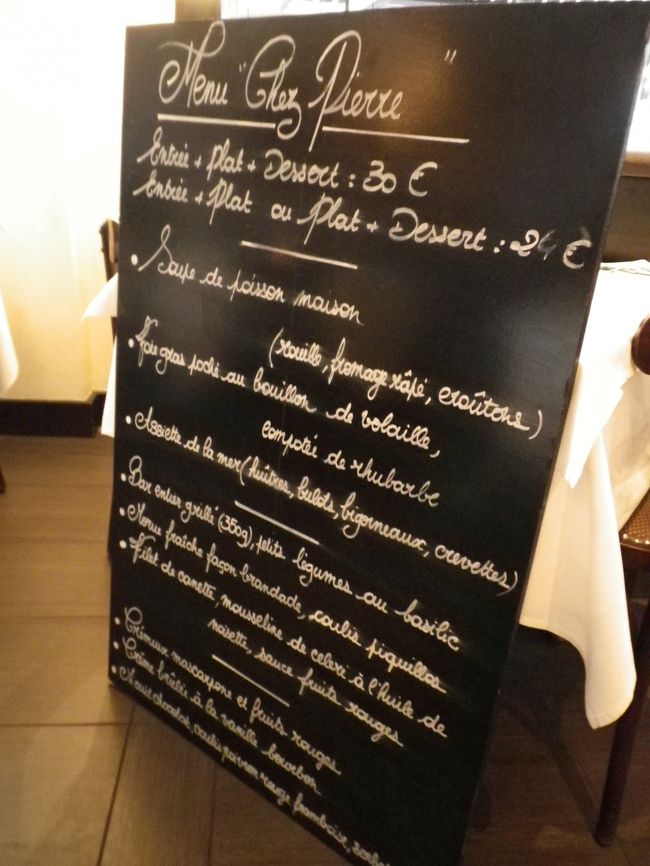 今回はビーチの目の前のホテルなので、<br />お部屋に戻ってシャワーを浴びてから夕食へ！<br /><br />海辺のレストランでお魚料理を食べました。