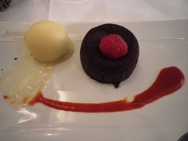 デザートにはチョコレートケーキとシャーベット<br /><br />どれも美味しかったです^^*