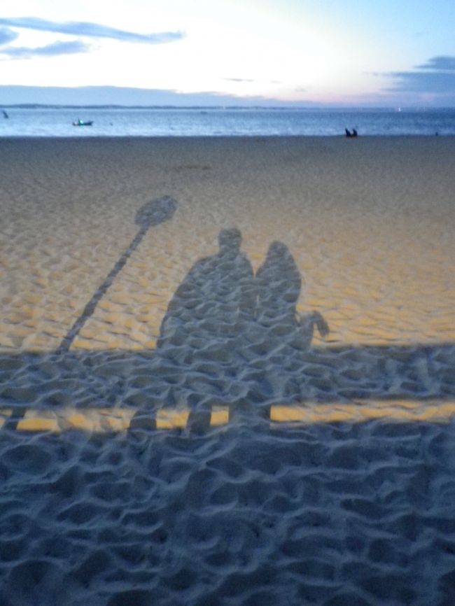 食事が終わり時刻はもう22時を過ぎ。<br /><br />夕食後は海辺をお散歩しました。