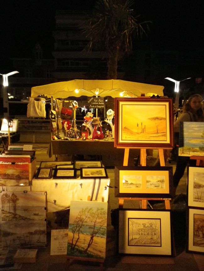 海辺には小さなマーケットがいくつかあり、<br />絵画やランプなどが売られていました。